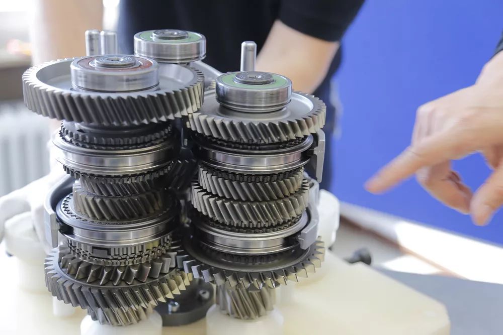 在德国我们开了奔驰新a级,还把它的格特拉克7dct300变速箱拆了