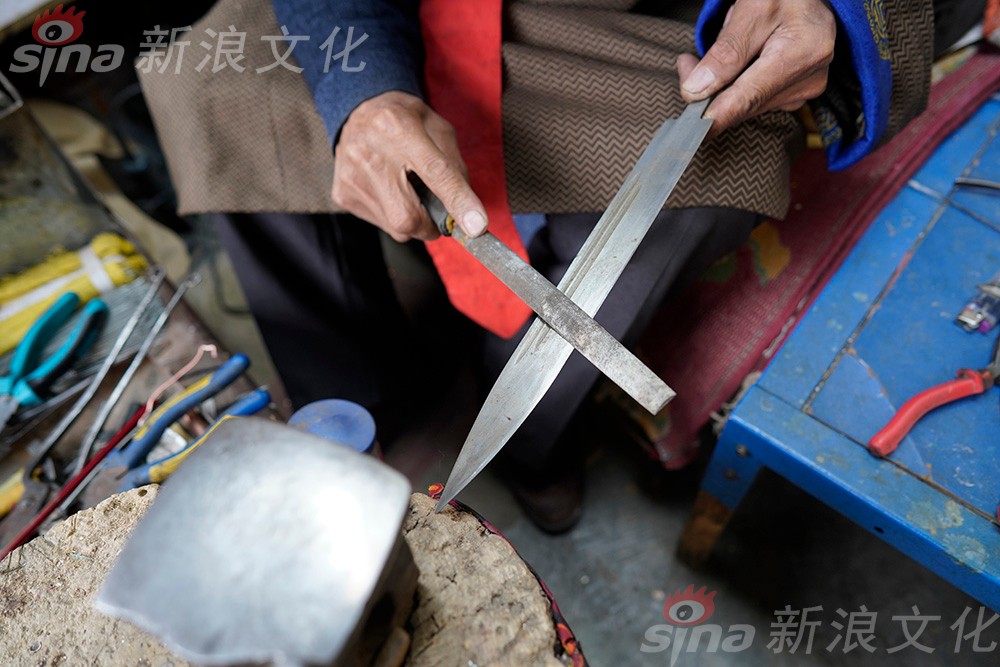 百年传承的安冲藏刀告诉你,冷兵器也可以美成这样|藏刀|刀柄|技艺|刀身|玉树_新浪新闻