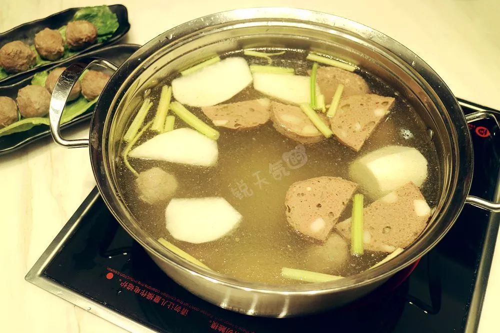 潮汕对牛肉有一套专业名词，吊龙伴、匙柄、匙仁、牛胸朥，有听没有懂