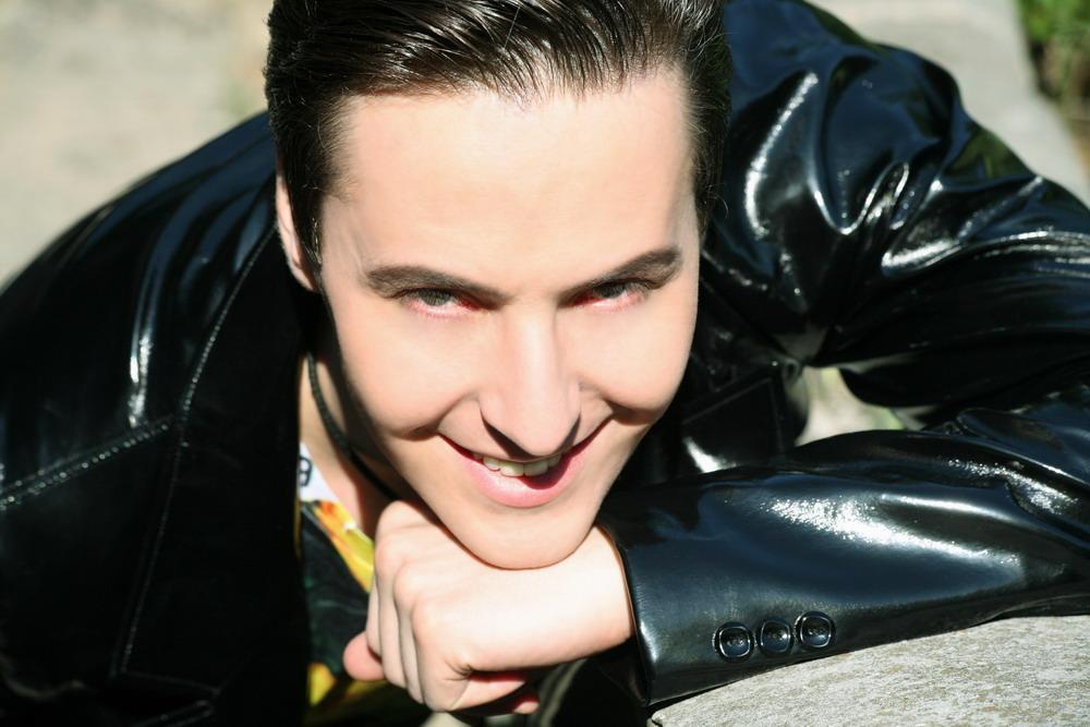 他年轻时拥有完美的五官和歌声, 如今却发福成这样|乌鸦|外表|母亲