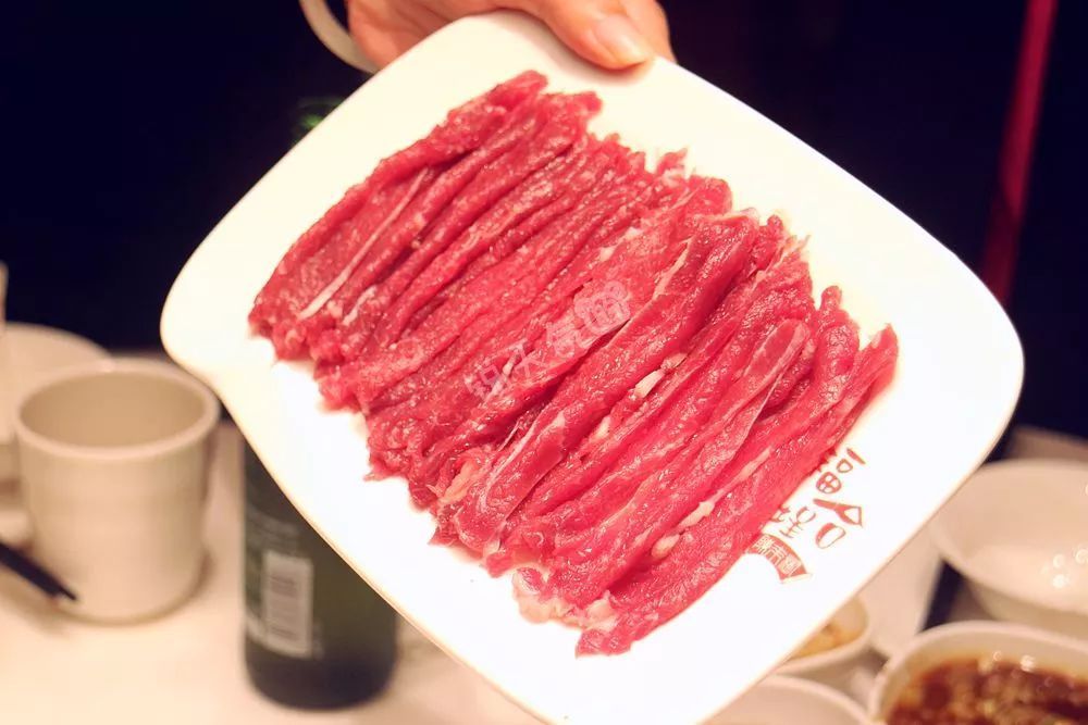 潮汕对牛肉有一套专业名词，吊龙伴、匙柄、匙仁、牛胸朥，有听没有懂