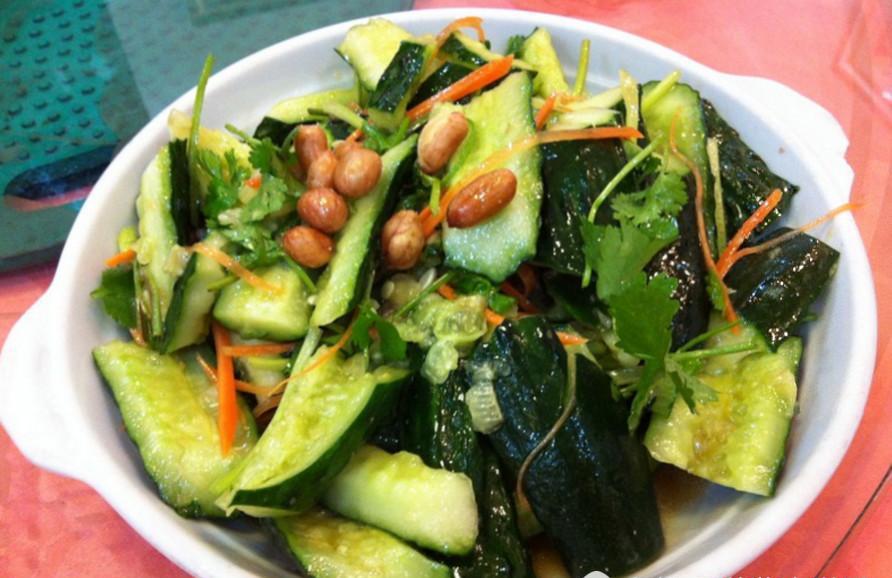 火锅店卖"拍黄瓜"挣了139被罚1万块, 这本赔大了!