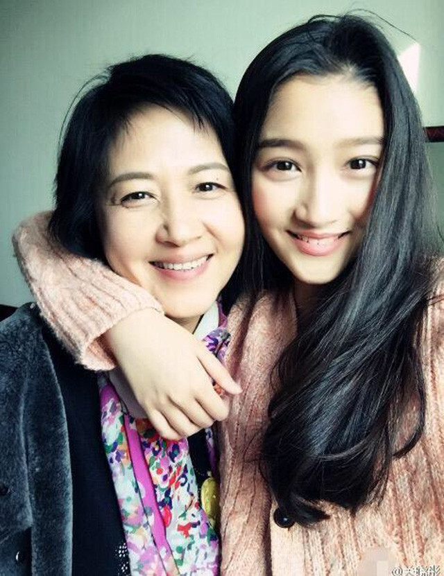 女明星与妈妈合照,刘诗诗妈妈风韵犹存,气质超群!