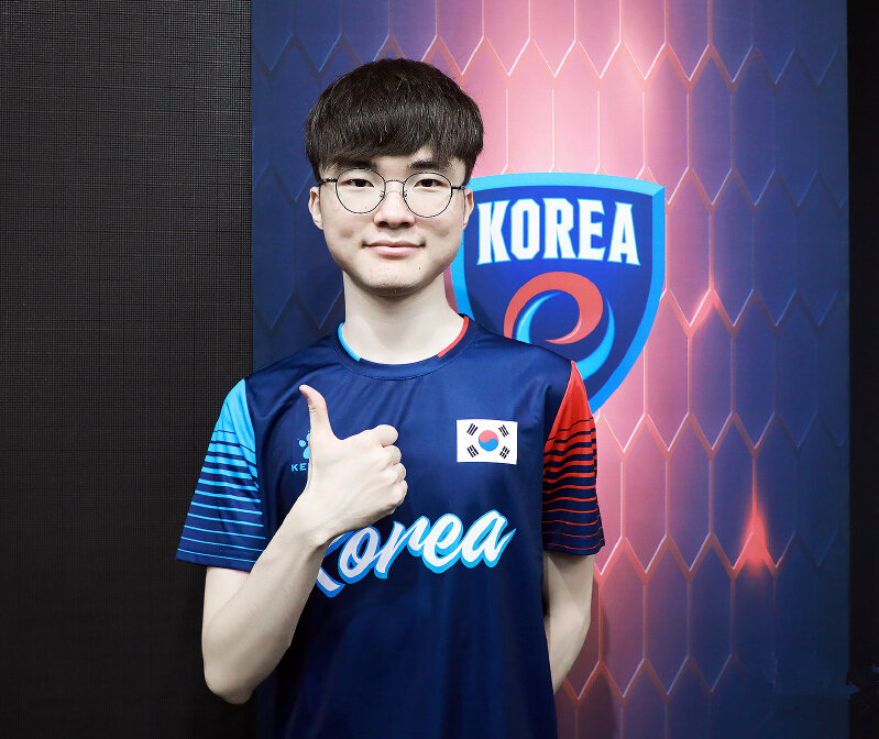 Faker亚运会出征仪式后留下签名 英文ID写得像