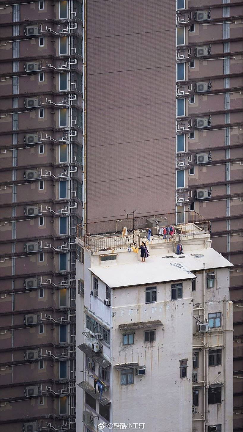 法国摄影师 romain jacquet-lagrèze 镜头下记录的香港旧区高楼天台