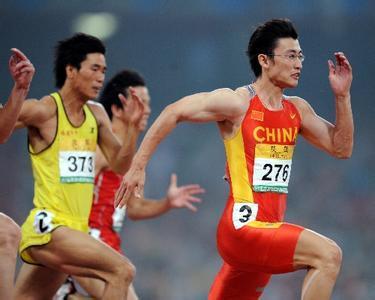 世界冠军31岁博士毕业,被誉为“眼睛侠”,14年爱情长跑令人赞叹|百米赛跑|清华大学|胡凯|爱情长跑|苏炳添_新浪新闻