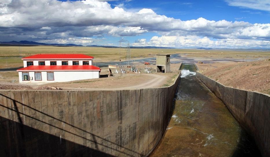 黄河源水电站坝高为18米,装机容量为2500千瓦,年均发电量为1753万千瓦