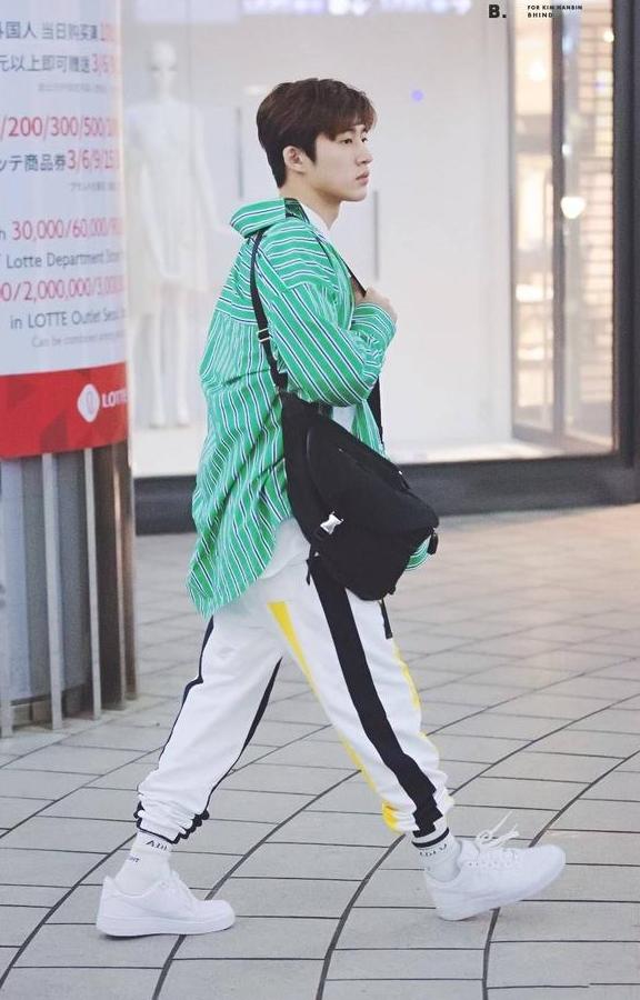 金韩彬豁出去了!裤子破成那样还穿来走机场,网友:颜值决定一切