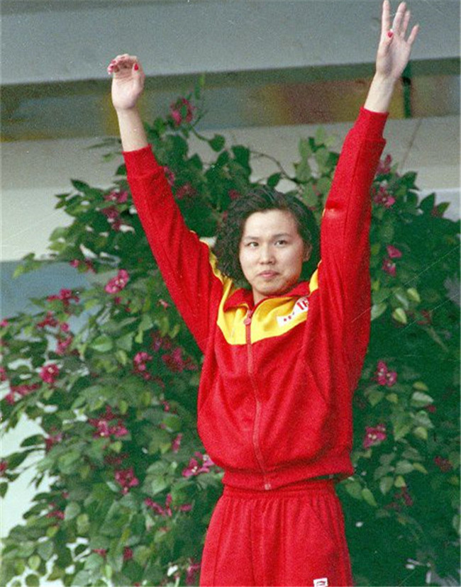 上她也比其他人幸运不少,当初她和我国另外一位泳坛名将沈坚强的感情
