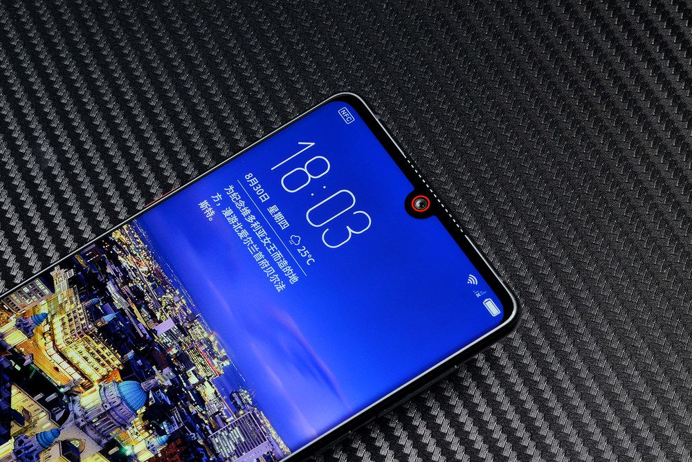 无边框手机的终极进化 努比亚z18上手图赏