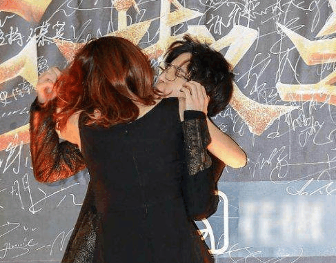 明星也会被强吻? 薛之谦最惨, 林更新猝不及防, 易烊千玺最幸运