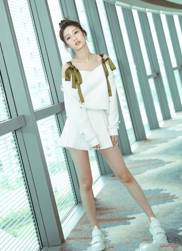 戚砚笛把绿丝带当肩带用,一袭白裙好惊艳,是"尹夏沫"的感觉!