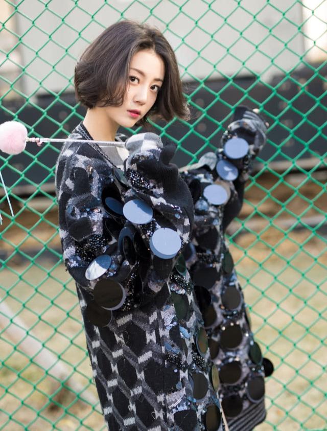 李溪芮真是太臭美了把50面镜子都贴在外套上潮范十足