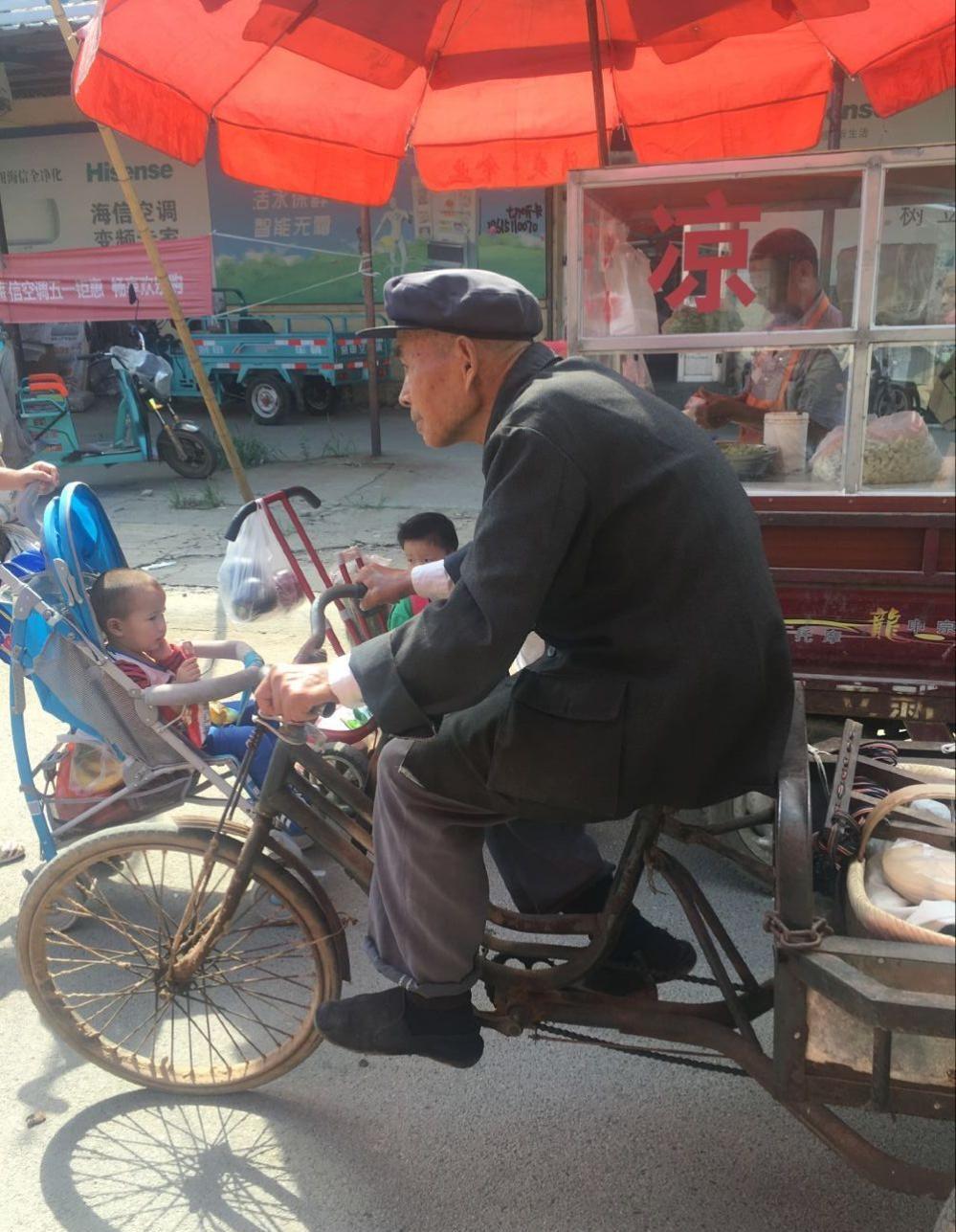 80岁驼背老人赶农村大集给家里老伴儿买吃的, 却只问不买