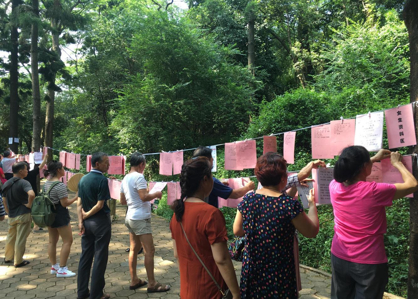 广州天河相亲角奇葩现状: 有房的女人更难找对象!