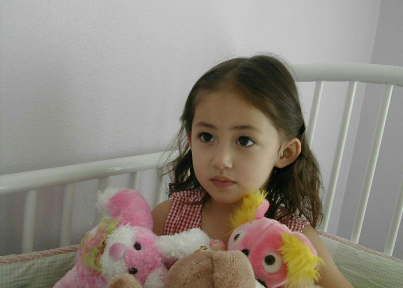 中澳混血的小女孩.