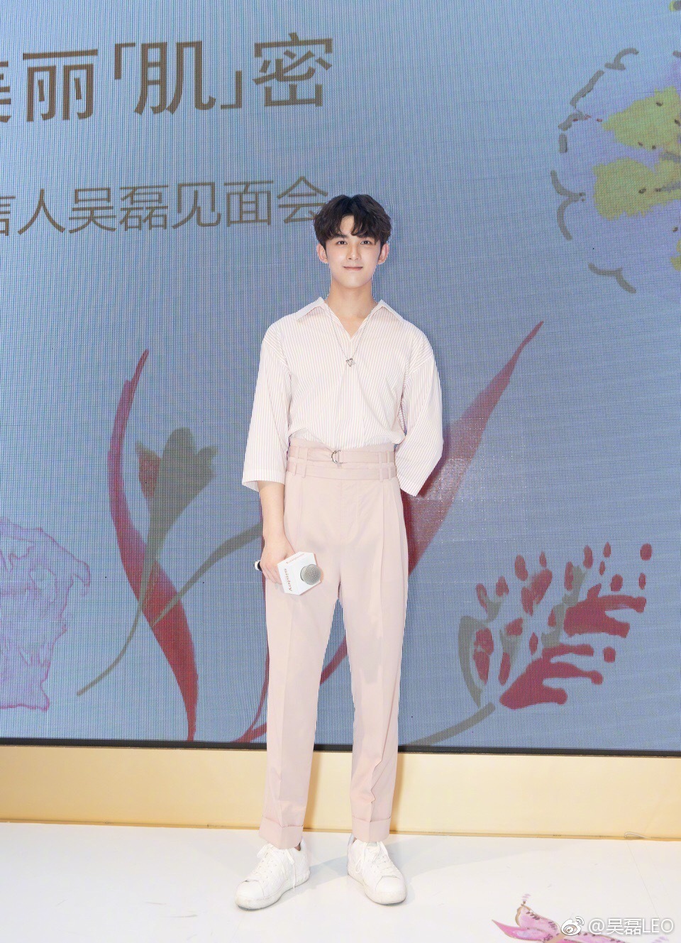 19岁吴磊真会穿了!180身高穿出2米的气场,网友:长腿欧巴!