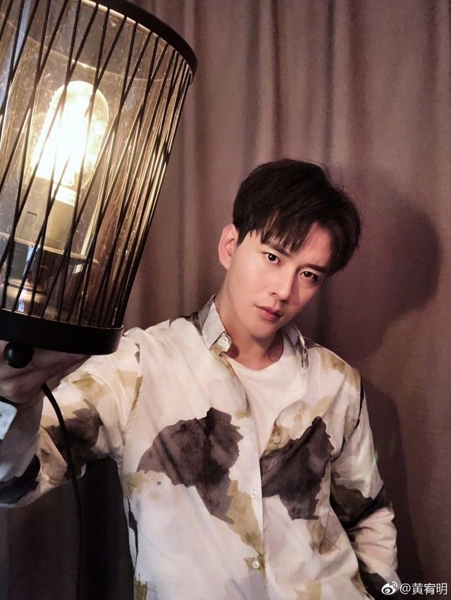 黄宥明脱掉朝服更是帅的一塌糊涂 被称最帅太监"李玉"扮演