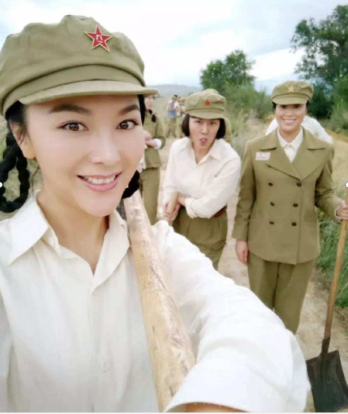 极为帅气洒脱;在《你迟到的许多年》,《正阳门下小女人》等电视剧中