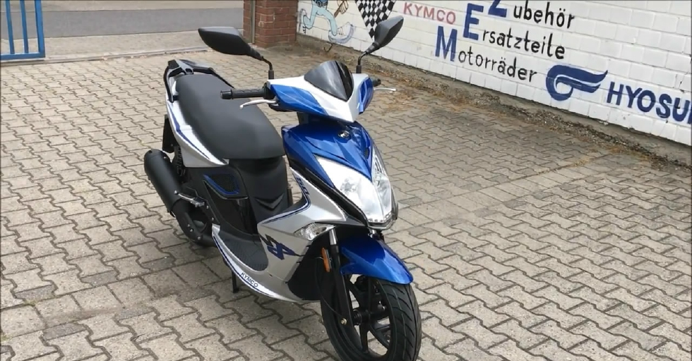 代步利器实拍光阳50cc踏板摩托车