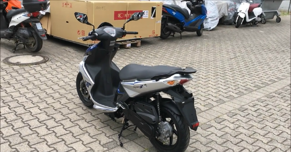 代步利器实拍光阳50cc踏板摩托车