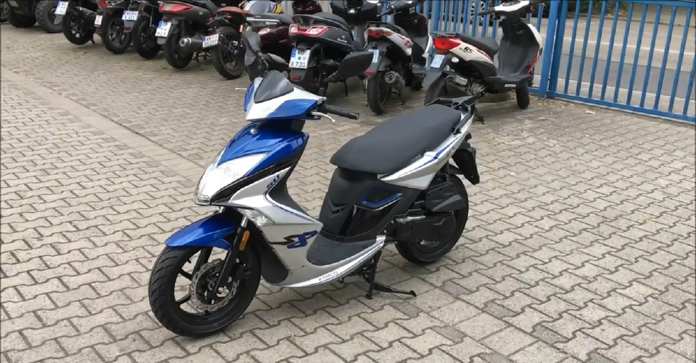 代步利器实拍光阳50cc踏板摩托车