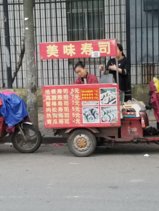 学校门口摆摊卖小吃做什么比较好