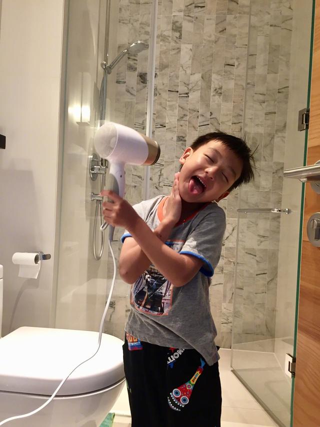 小亮仔坐天天妹妹婴儿车,还让妹妹推着走,网友笑问拿错剧本了?