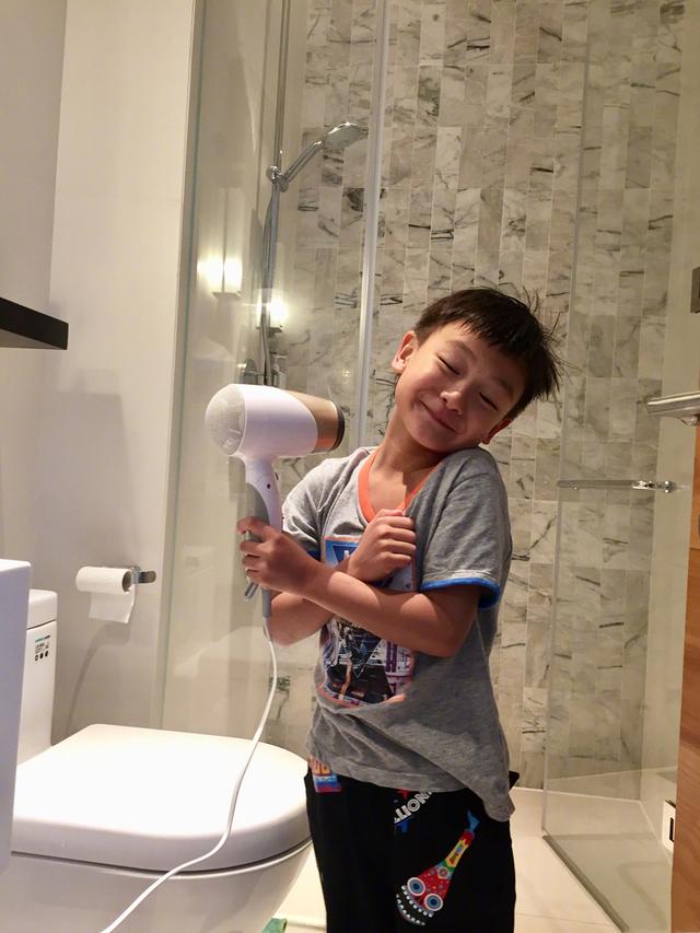 小亮仔坐天天妹妹婴儿车,还让妹妹推着走,网友笑问拿错剧本了?