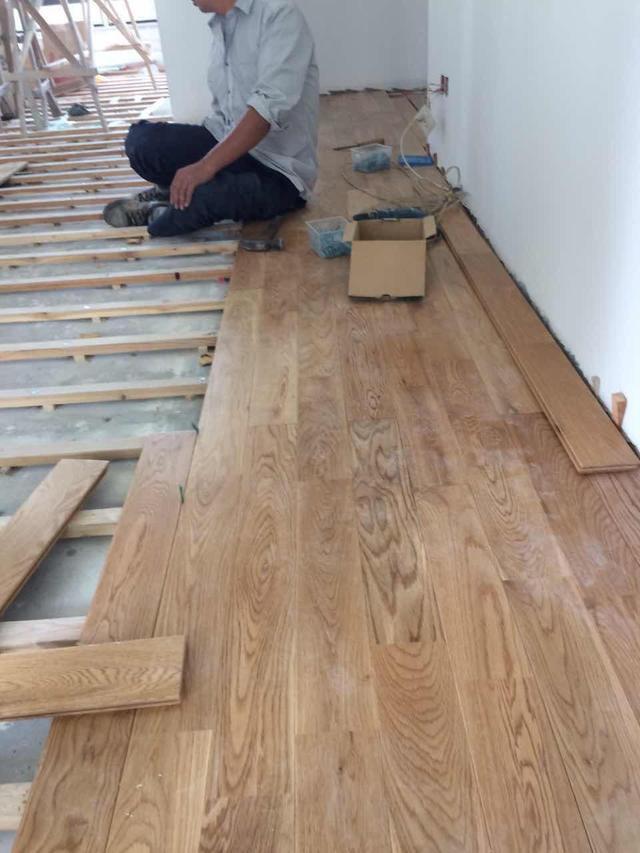 最怕工人这么铺地板!入住后家里天天起灰,空气污染大!甲醛超标