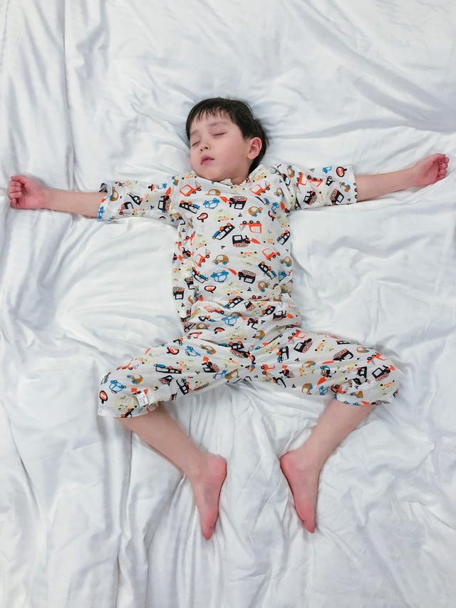 盘腿许愿的大麟子,再搭配上这一身可爱的睡衣,真是可爱极了.