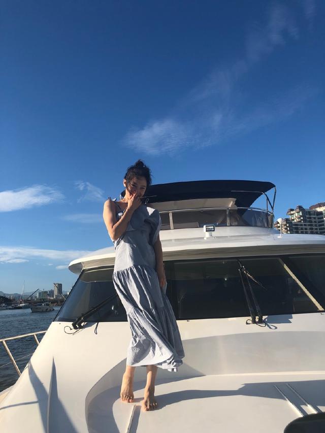 秦子越穿宽松连衣裙现身,31岁似41岁土大妈,网友:聂远怎么看?