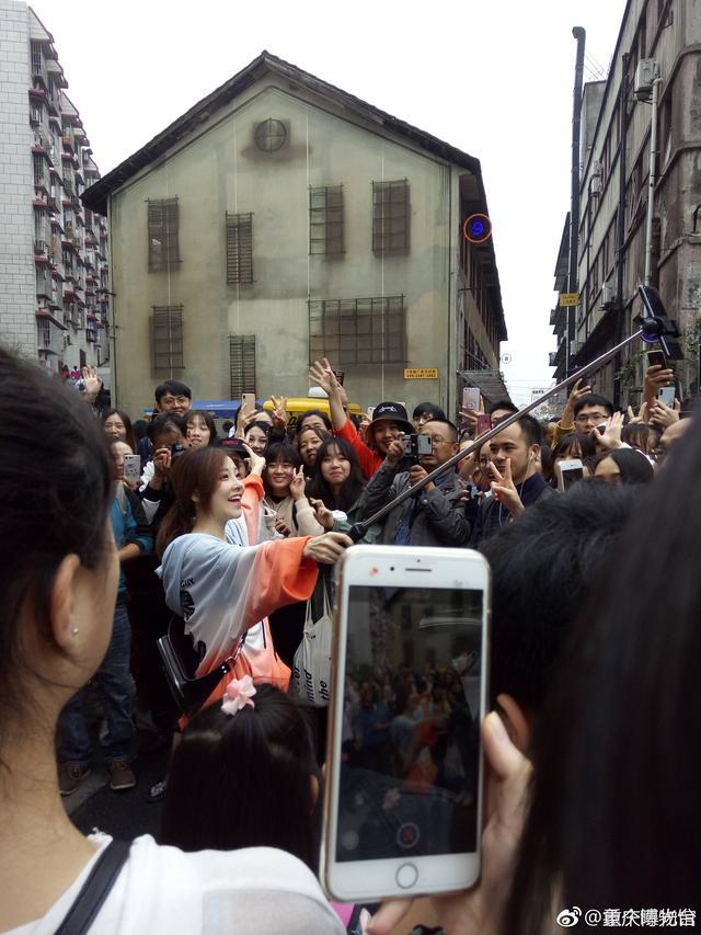 "斗鱼一姐"冯提莫户外直播牌面十足,近百人围观拍照