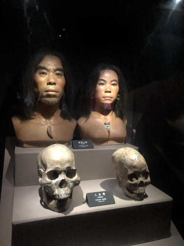 河姆渡文化发源地观赏出土文物复原的部落感受远古文明