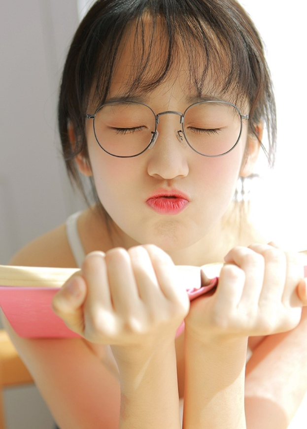 复古圆框眼镜文艺少女俏皮可爱迷人写真