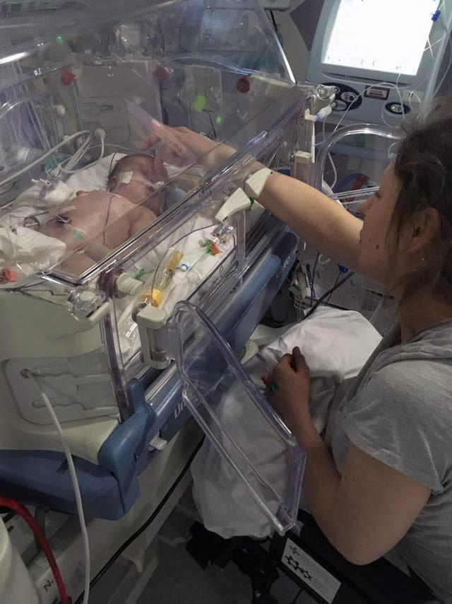 嬰兒一出生就被感染病菌，在拔掉呼吸機的時候，緊握母親的手指