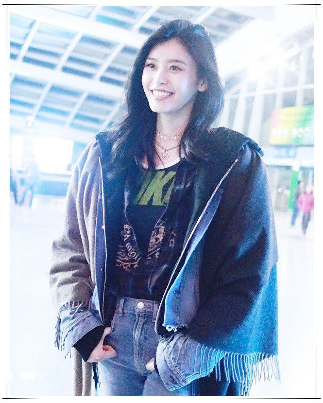 奚梦瑶脖子上精致的项链给人一种十分纯粹的感觉,干净大方