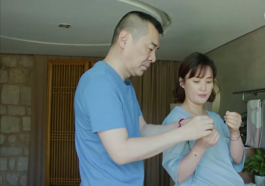 蒋勤勤让陈建斌体验怀孕生娃,后者疼得腿乱蹬,蒋勤勤的表情亮了