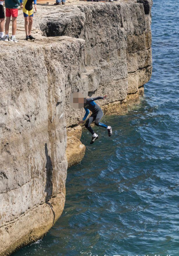 男孩悬崖玩跳水险些丧命