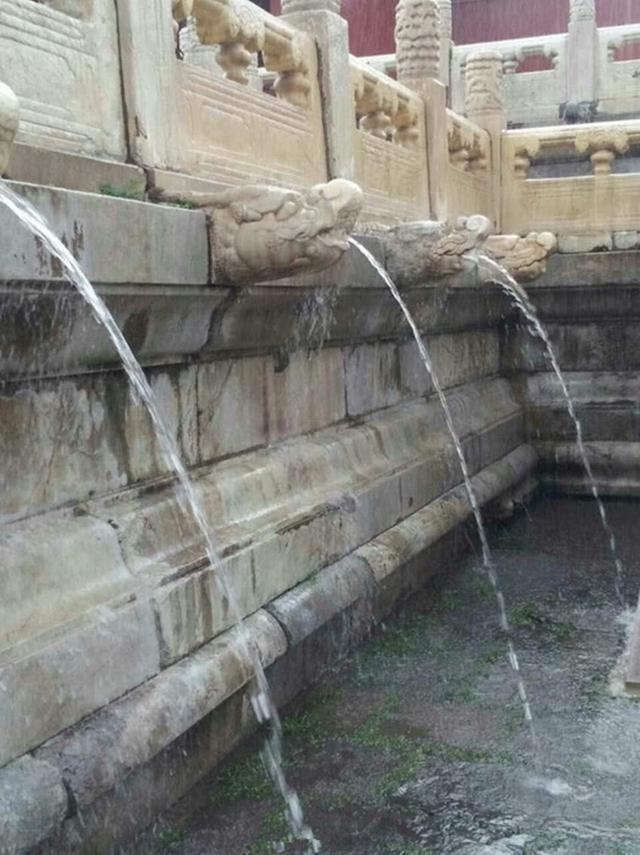 北京遭遇暴雨, 故宫却毫无积水, 并出现"千龙吐水"奇观