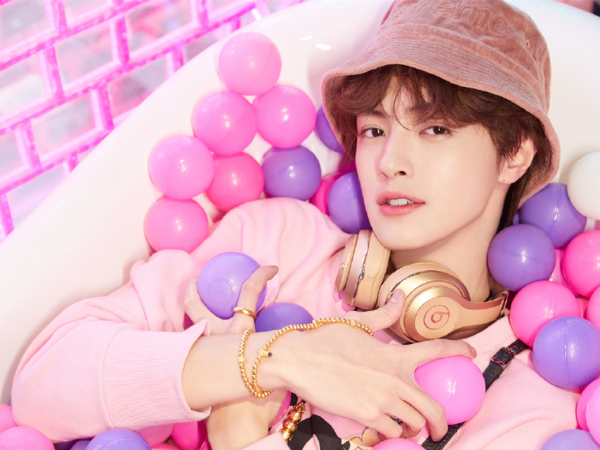 官鸿穿粉色卫衣配渔夫帽一身粉居然一点不娘网友小奶狗