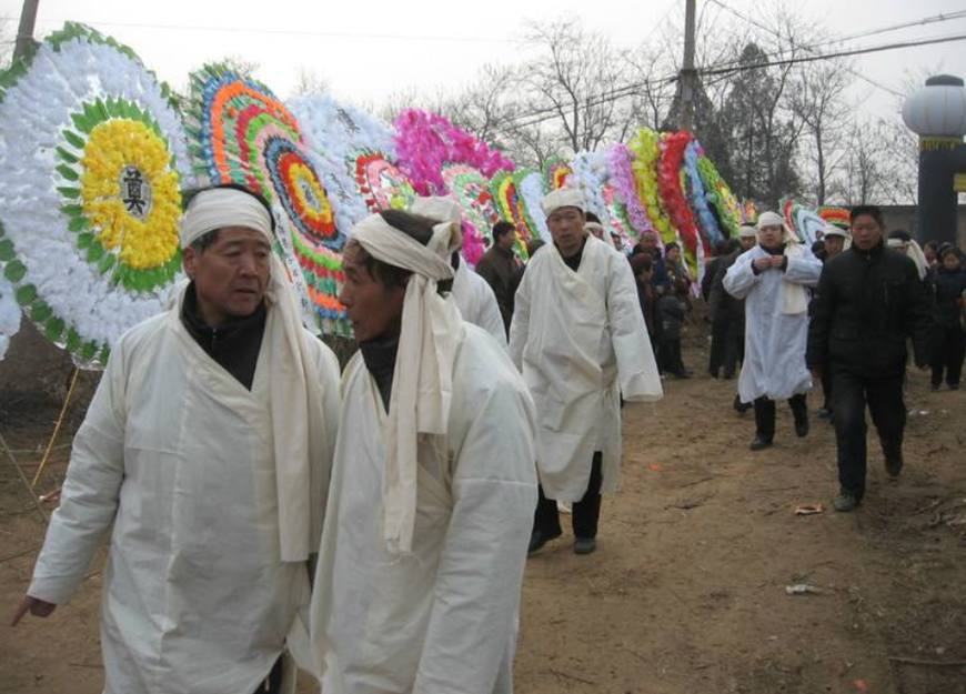 等发丧结束了在去忙自己的活,这样团结的现象如今也就只有在农村才能