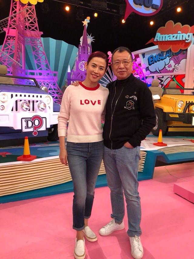 宣萱运动装破洞裤出席活动47岁依旧少女女神从未老