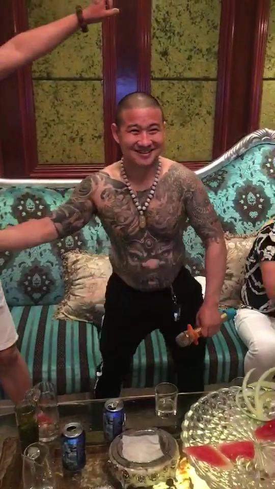 宝马男曾获见义勇为证书 龙哥一路走好,愿天堂没有电动车