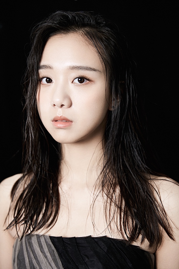 曾淇黑白写真曝光 酷感演绎复古少女