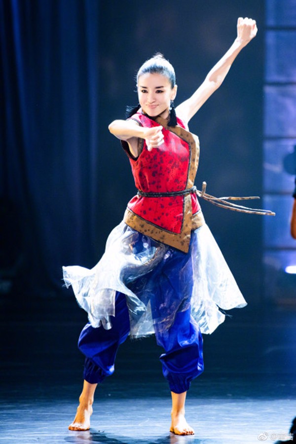 董洁大晒跳舞照片,古典造型凄美绝艳,却惨遭网友言辞侮辱!