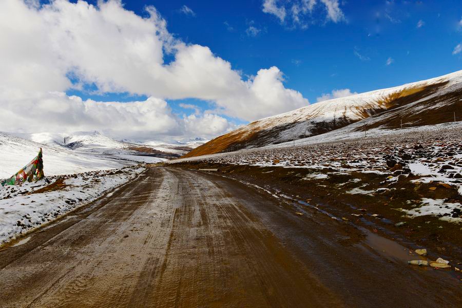 而首次进藏的驴友们,大多都会选择走318国道也就是我们所说的川藏南线