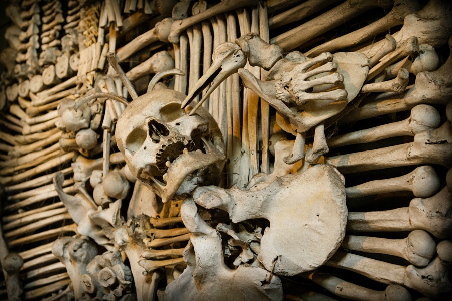 塞德莱茨藏骨堂俗称人骨教堂位于捷克库特纳霍拉郊区诸圣公墓中