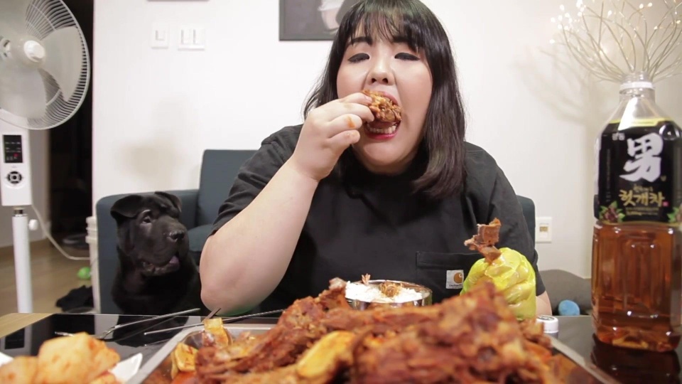 中国女生日本烤肉店被赶:不用付钱请离开