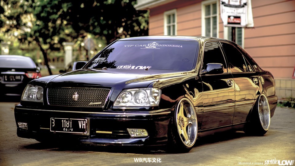 分享给喜欢老车的你:国外网红01款改装皇冠